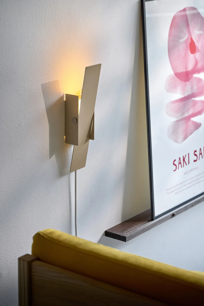 Pivoting Wall Lamp