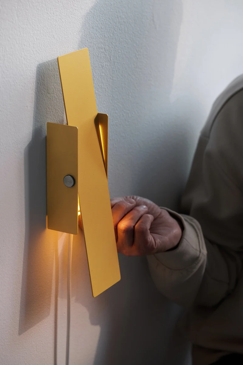 Pivoting Wall Lamp