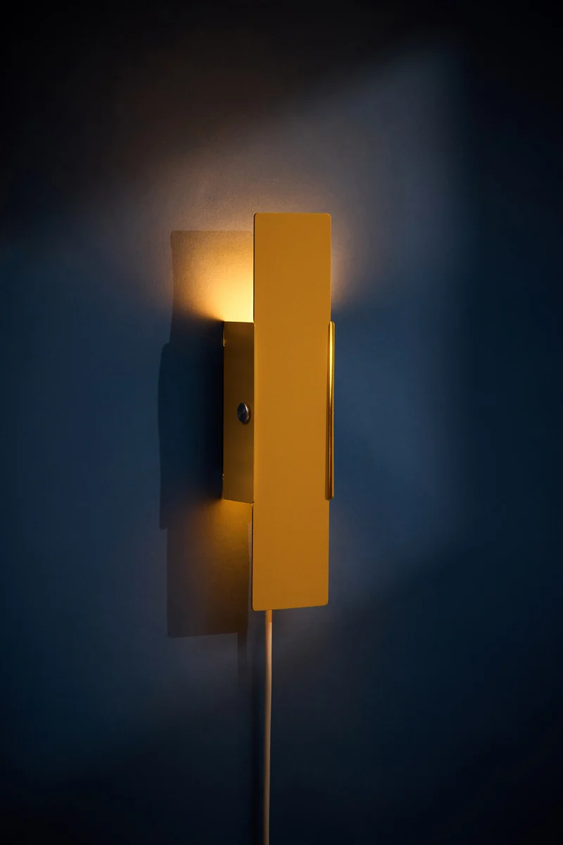 Pivoting Wall Lamp