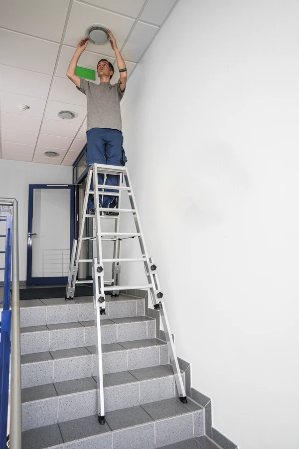 Stufen-Stehleiter treppengängig aus Aluminium