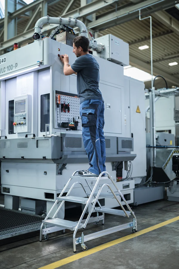 Arbeitspodest beidseitig begehbar Aluminium geriffelt
