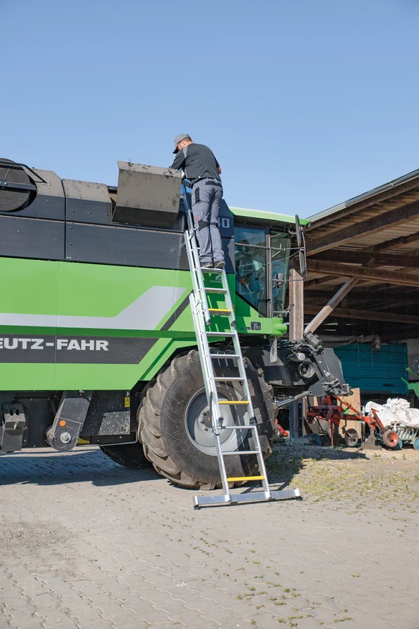 Stufen-Mehrzweckleiter 3-teilig mit Nivello®-Traverse & Clip-Step – robuste Aluminiumleiter