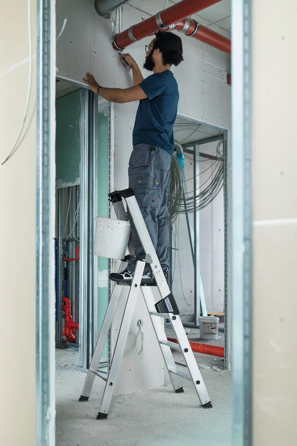 Stufen-Stehleiter mit safe-cap einseitig begehbar
