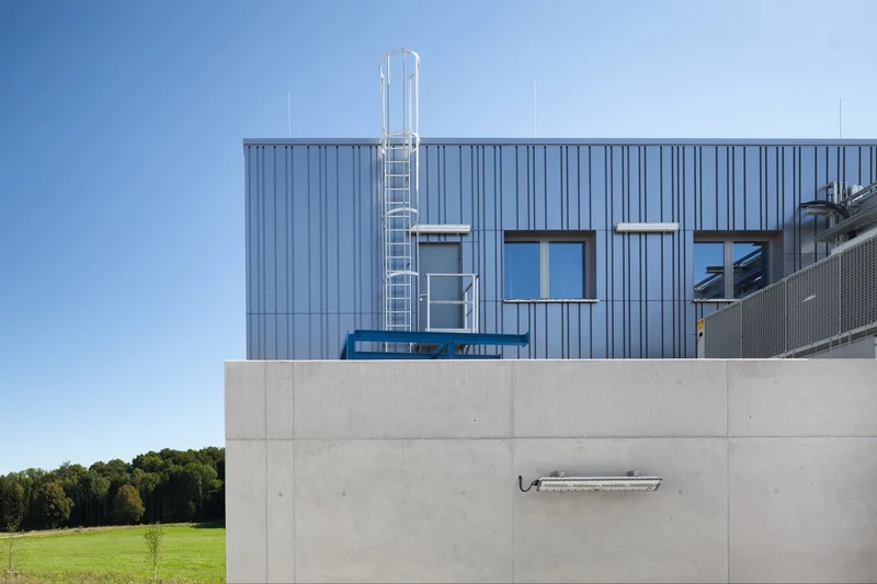 Einzügige Steigleiter mit Rückenschutz aus Aluminium
