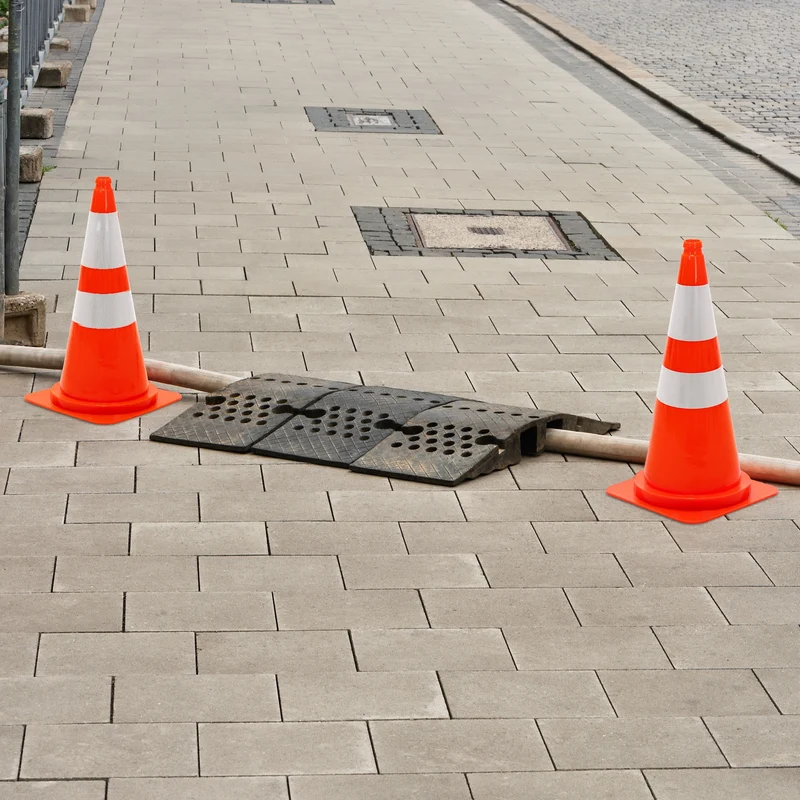 ECD Germany | Pylonen groß mit 2 reflektierenden Streifen 75 cm aus PE Orange Verkehrskegel Leitkegel Warnkegel Verkehrsleitkegel Verkehrshütchen