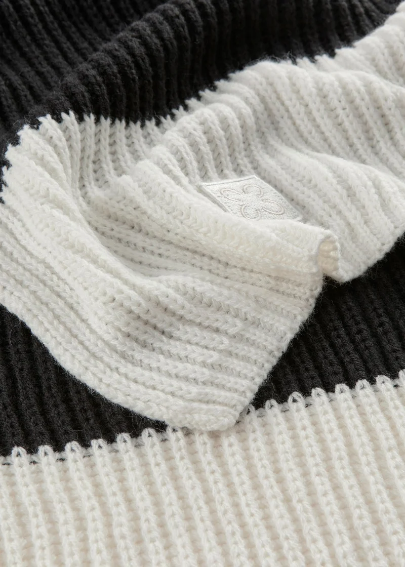 Strickschal aus weicher Wollmischung mit modischen Blockstreifen