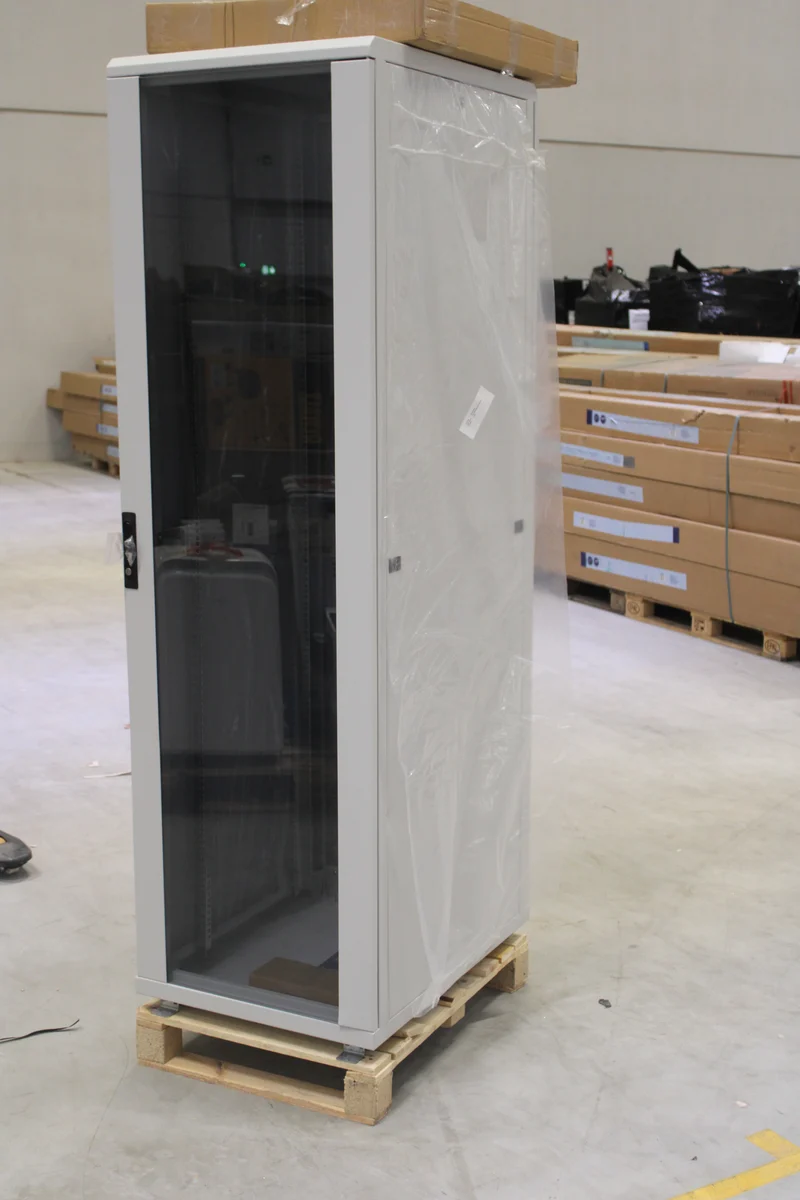 B-Ware Intellinet Netzwerkschrank Rack Serverschrank Lichtgrau 42HE Montiert 19 Zoll